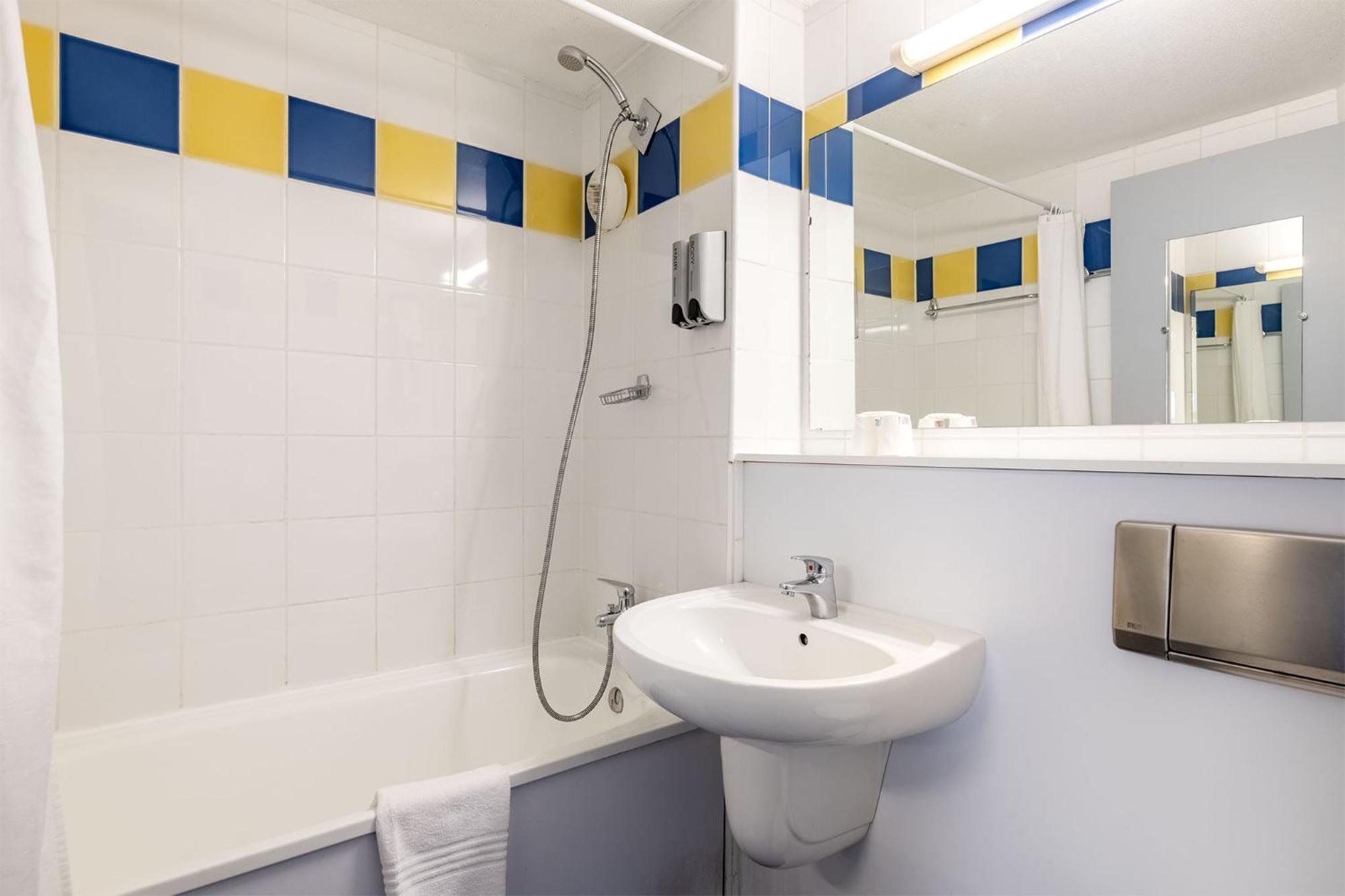 Le Roxane Hotel Saint-Laurent-des-Vignes Екстериор снимка
