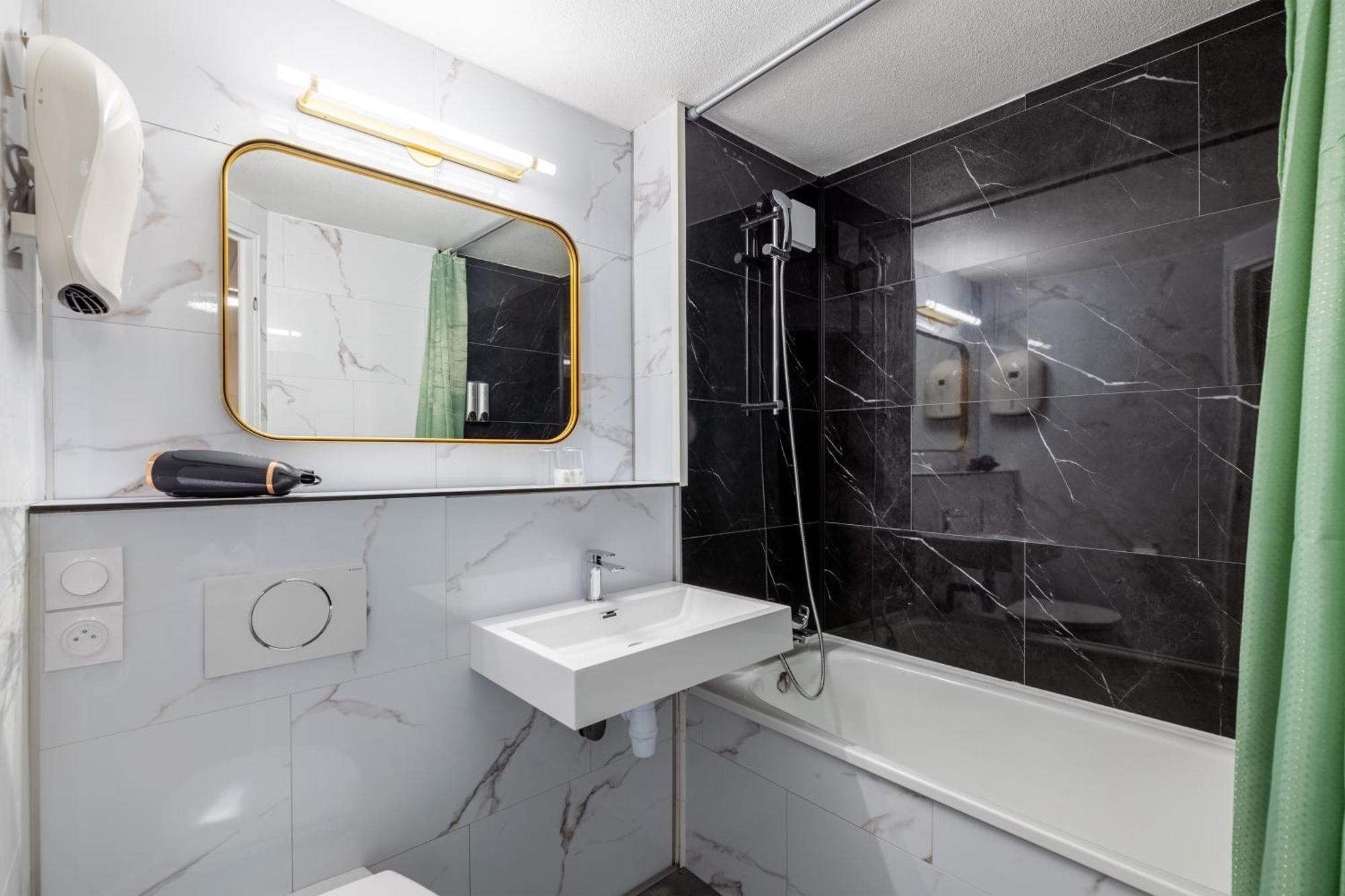 Le Roxane Hotel Saint-Laurent-des-Vignes Екстериор снимка