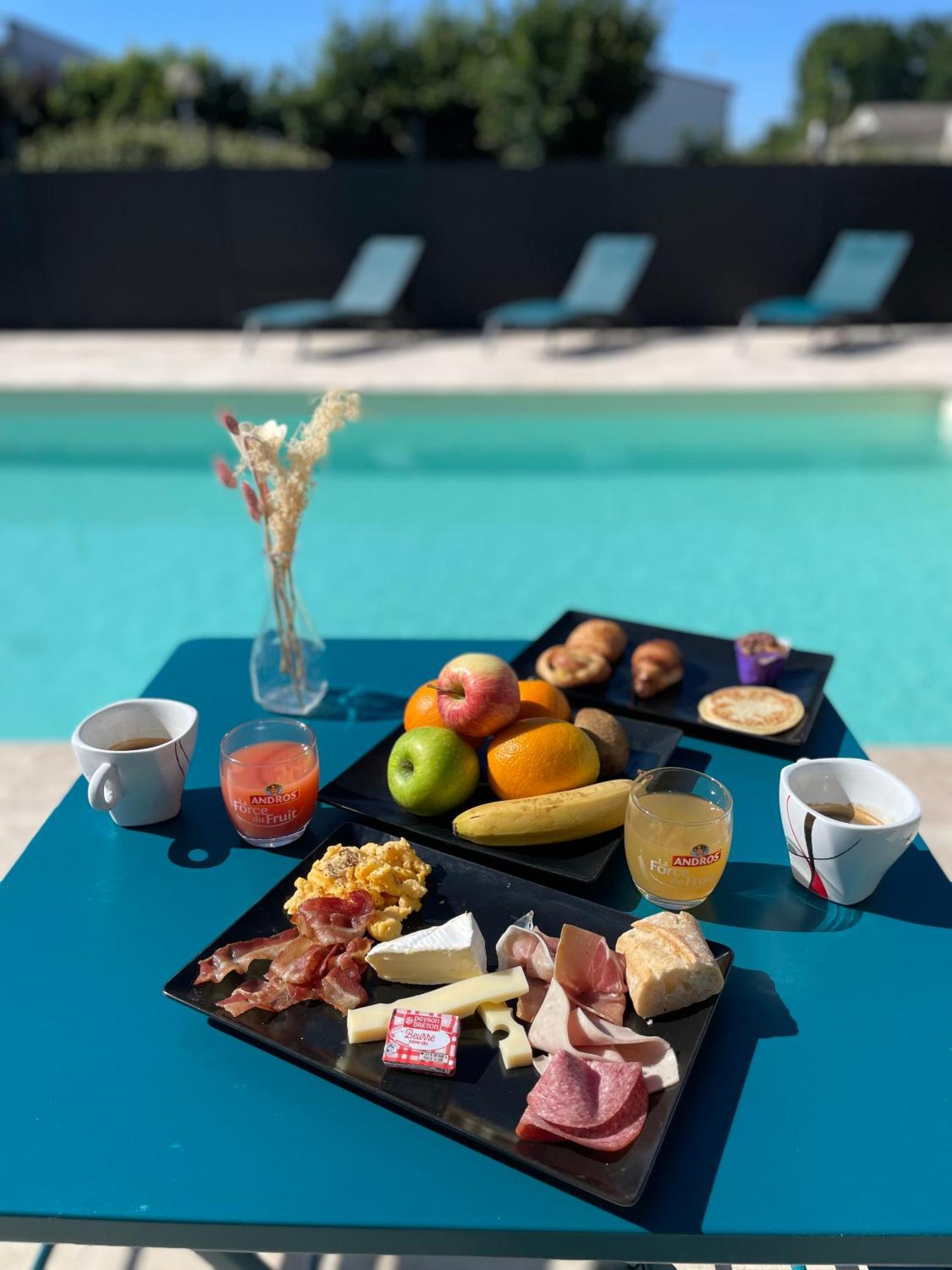 Le Roxane Hotel Saint-Laurent-des-Vignes Екстериор снимка