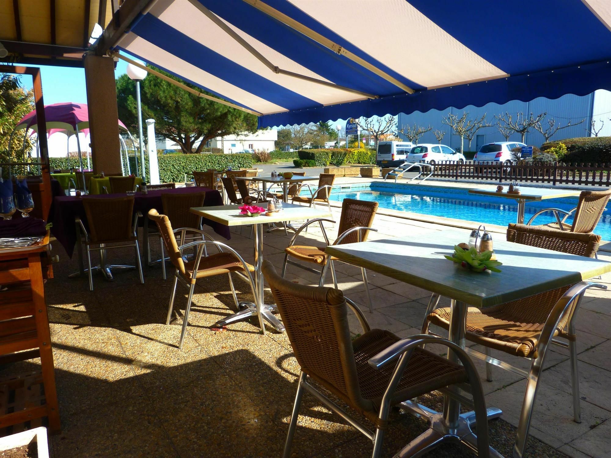 Le Roxane Hotel Saint-Laurent-des-Vignes Екстериор снимка
